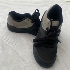 PEARL INZUMI Black and Gray Athletic Shoes. Size 8